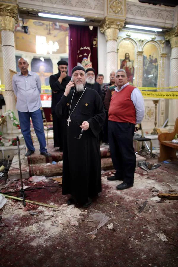 Uno de los sacerdotes coptos, en el interior de la iglesia, tras el atentado