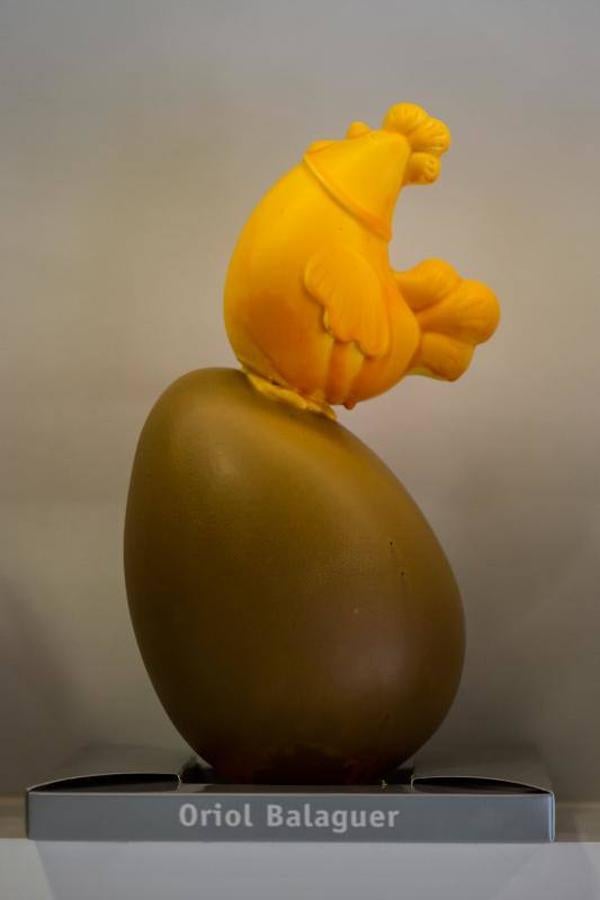 Otra creación de Balaguer, en la que se resalta la simbología de las Monas de Pascua