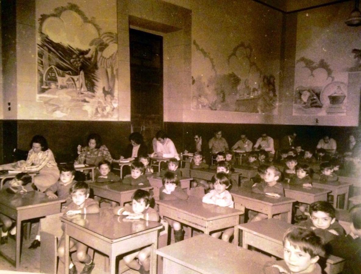 Aula de la Graduada San Servando en la Diputación con la presencia de alumnos de Prácticas de Magisterio en 1974. FOTO ARCHIVO VASIL 