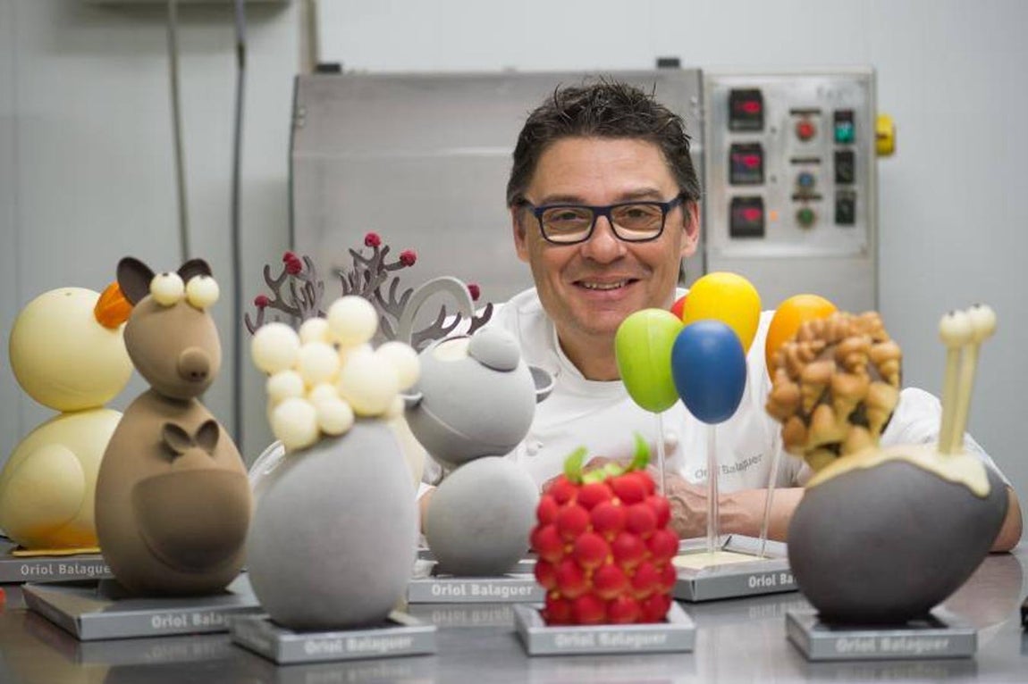 El maestro chocolatero Oriol Balaguer, con sus creaciones hechas este año a partir de huevos de Pascua