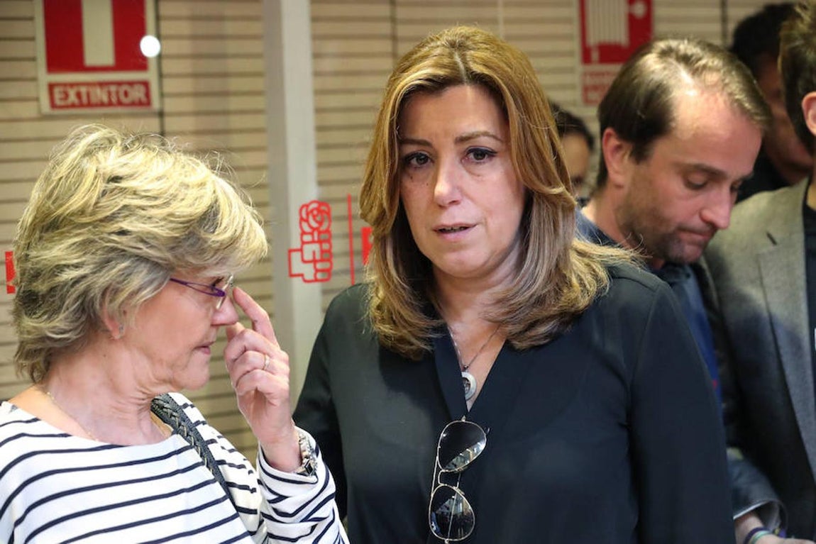 La presidenta de la Junta de Andalucía, Susana Díaz (c), en la sede del PSOE, en Madrid, donde se ha instalado la capilla ardiente para despedir a Carme Chacón. EFE