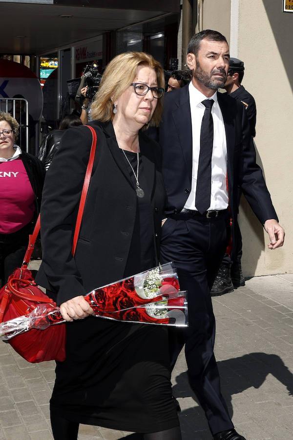 La exsecretaria de Organización del PSM Maru Menéndez y el exsecretario general de la formación Tomás Gómez en la sede del PSOE, en Madrid, donde se ha instalado la capilla ardiente para despedir a Carme Chacón. EFE