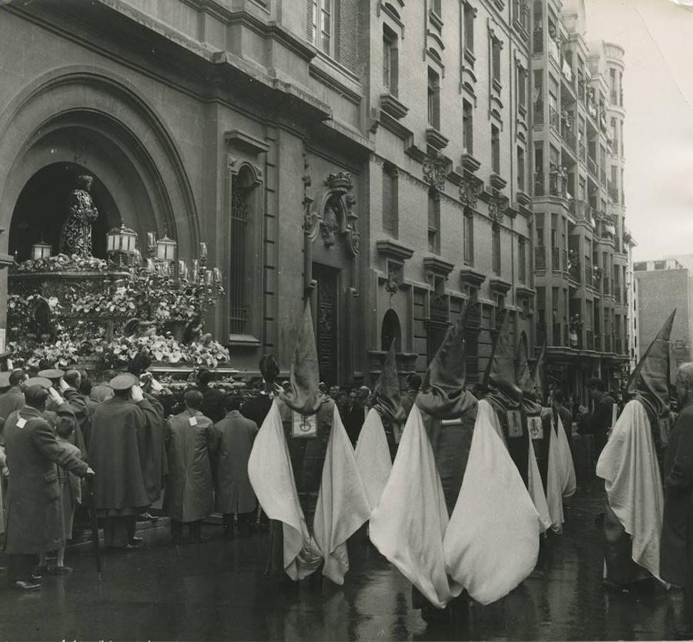 La imagen de Cristo de Medinaceli sale de su iglesia en la tarde del Viernes Santo de 1958. 