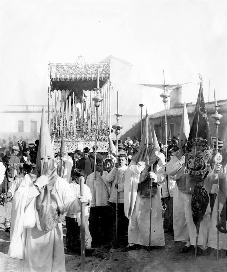 Paso de la Virgen de la Hiniesta en la Semana Santa de 1908 de Sevilla. 