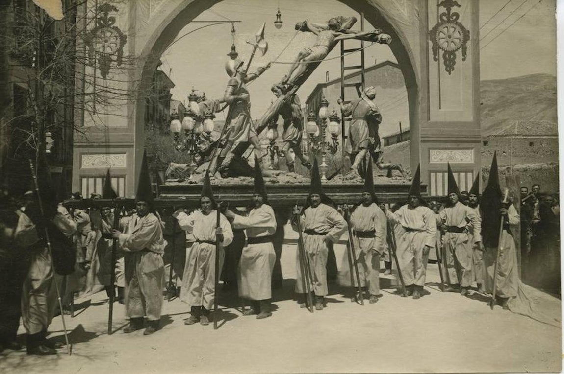 La Hermandad del Cristo del Perdón el Viernes Santo en Cuenca en 1928. 