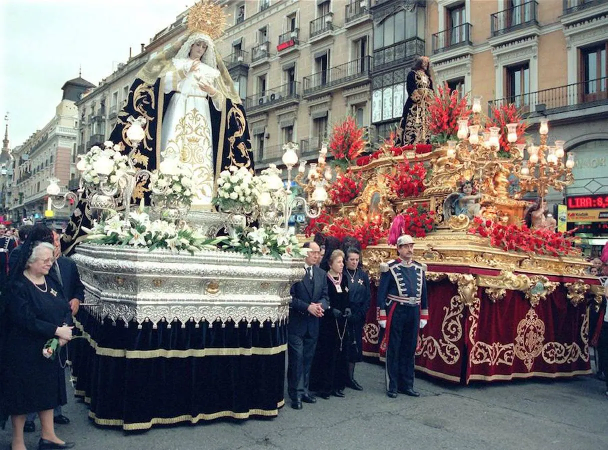 Pasos durante la procesión del 2000 en la madrileña Puerta del Sol
