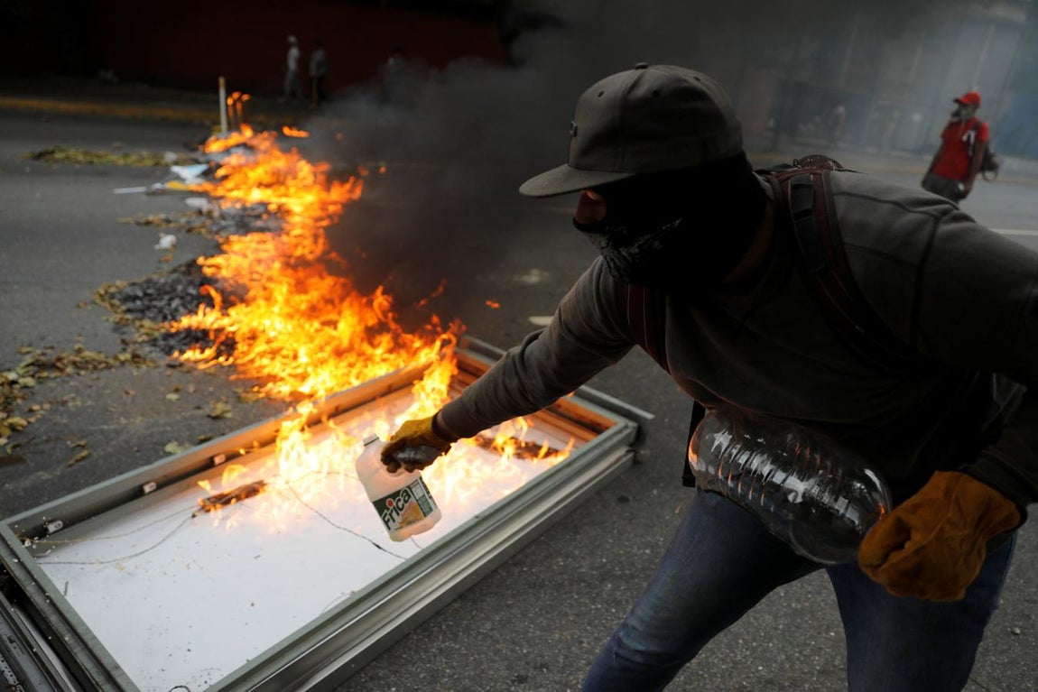 En imágenes: Fuego y gas lacrimógeno en la quinta jornada de protestas en Caracas