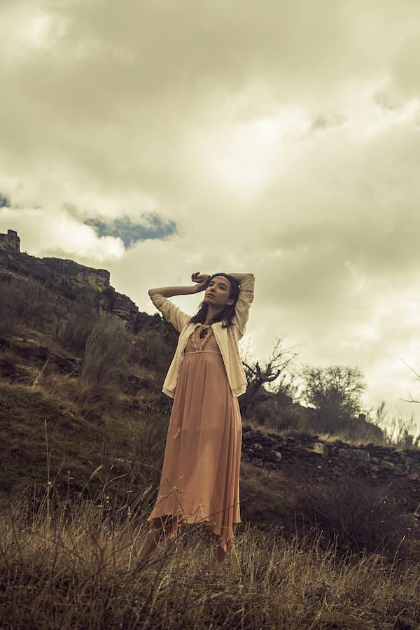 Vestido de Koralline, chaqueta de Nenette, sandalias de UGG Australia y colgante de Salsa. 