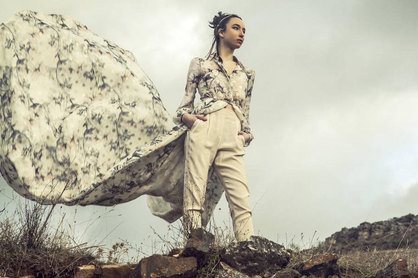 Vestido de Alicia Rueda, pantalón de Nenett y tocado de hojas doradas de Mibuh 