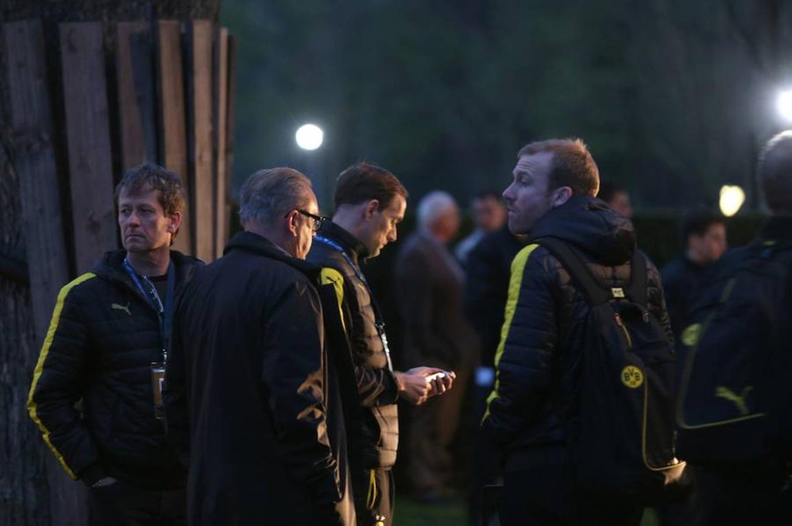 Parte del cuerpo técnico del Borussia, una vez desalojados del autobús, en el que se registraron tres explosiones y el central español Marc Bartra ha salido herido. AFP