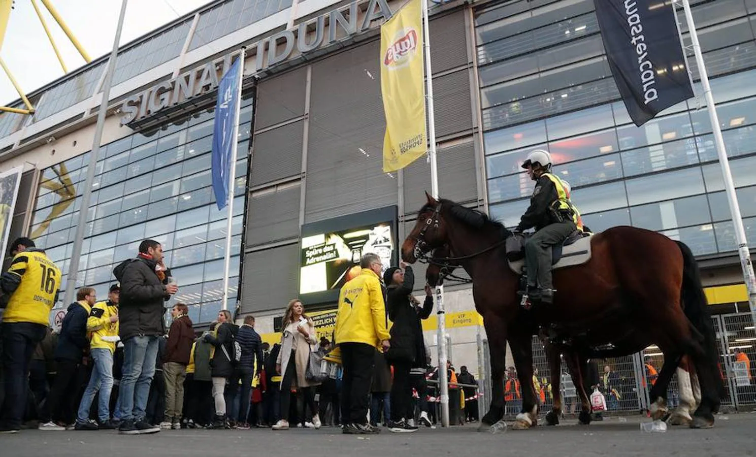 Aficionados del Borussia de Dortmund, a las puertas del Signal Iduna Park