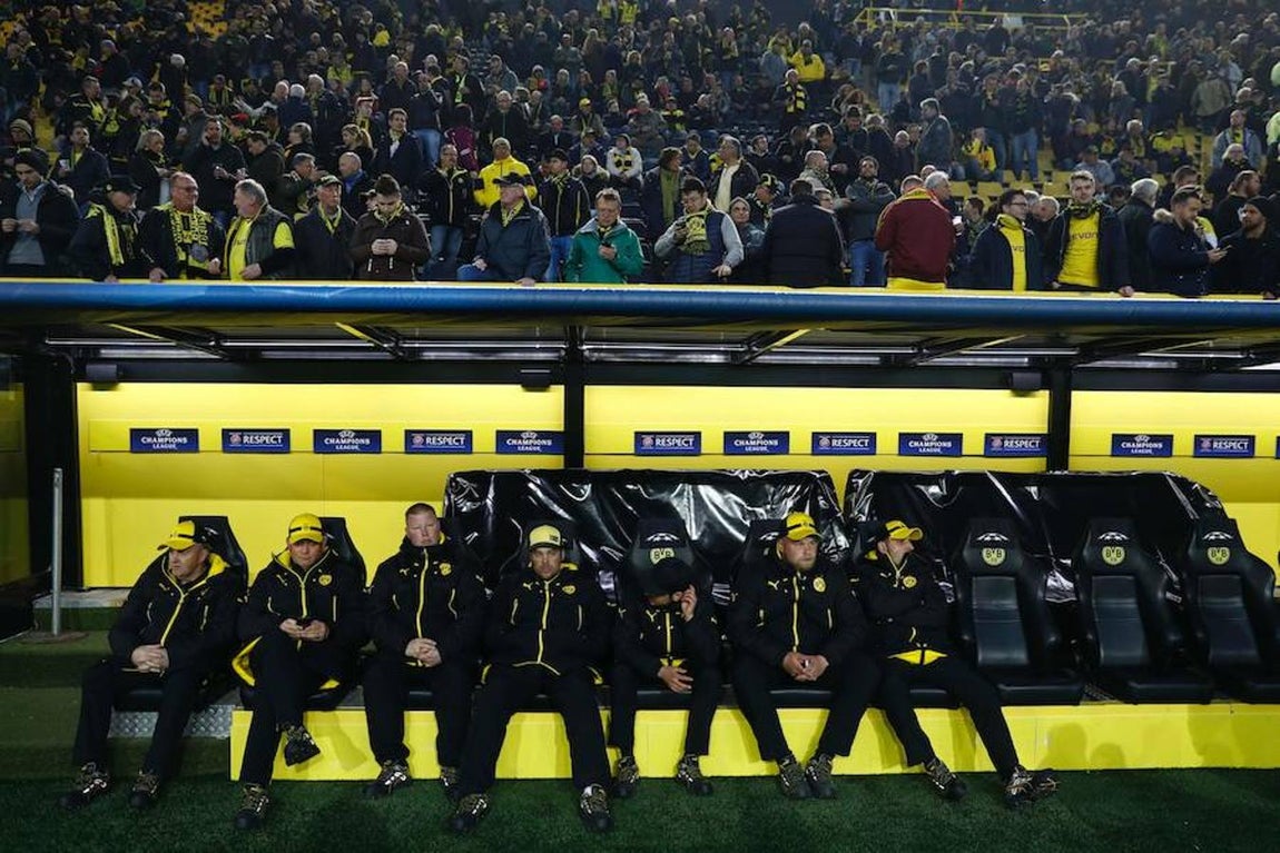 Parte del cuerpo técnico del Borussia, sentado en el banquillo del Signal Iduna Park. AFP