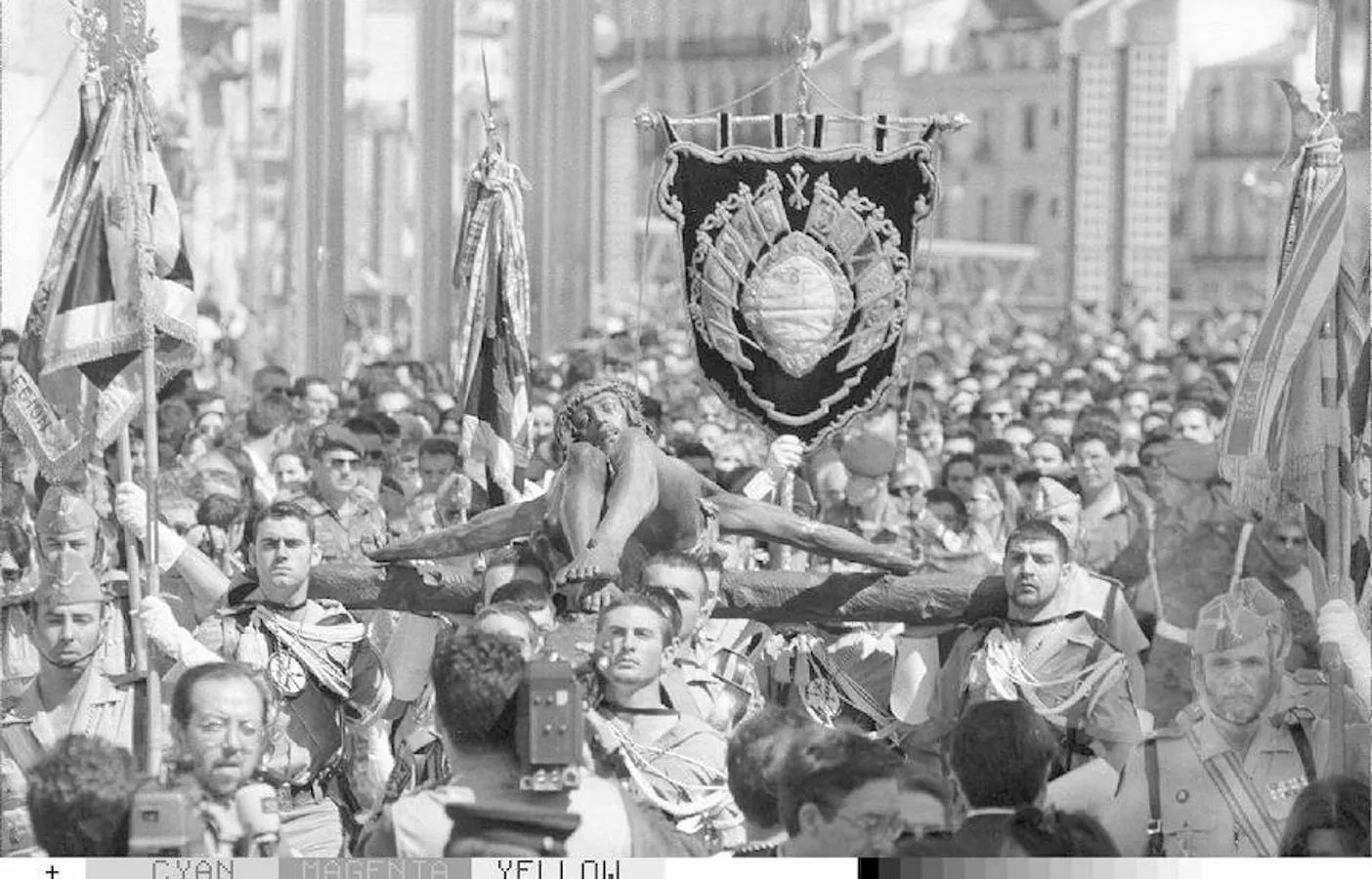 Un grupo de legionarios traslada al Cristo de la Buena Muerte en Málaga. Año 1997.