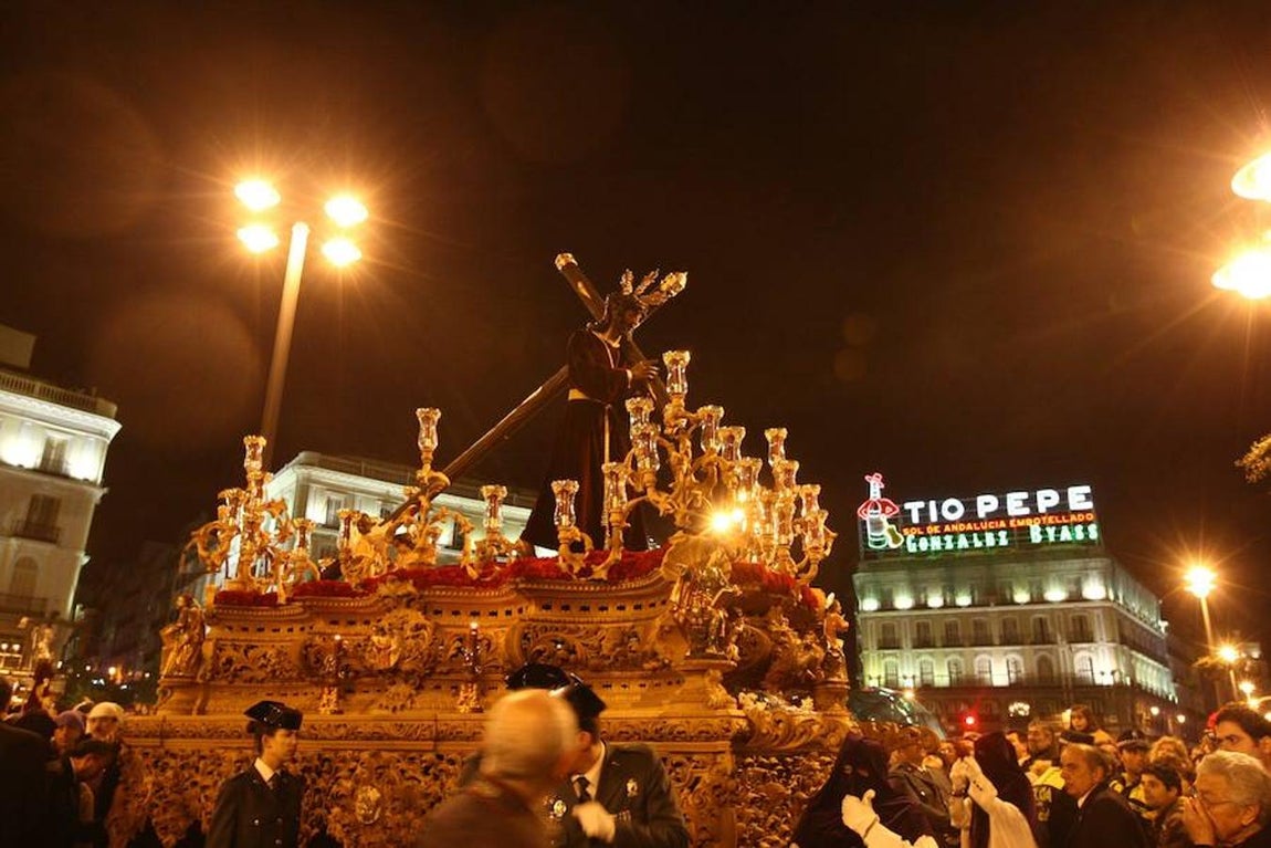 Procesión del Cristo de los Gitanos, a su paso por la Puerta del Sol, en 2010. 