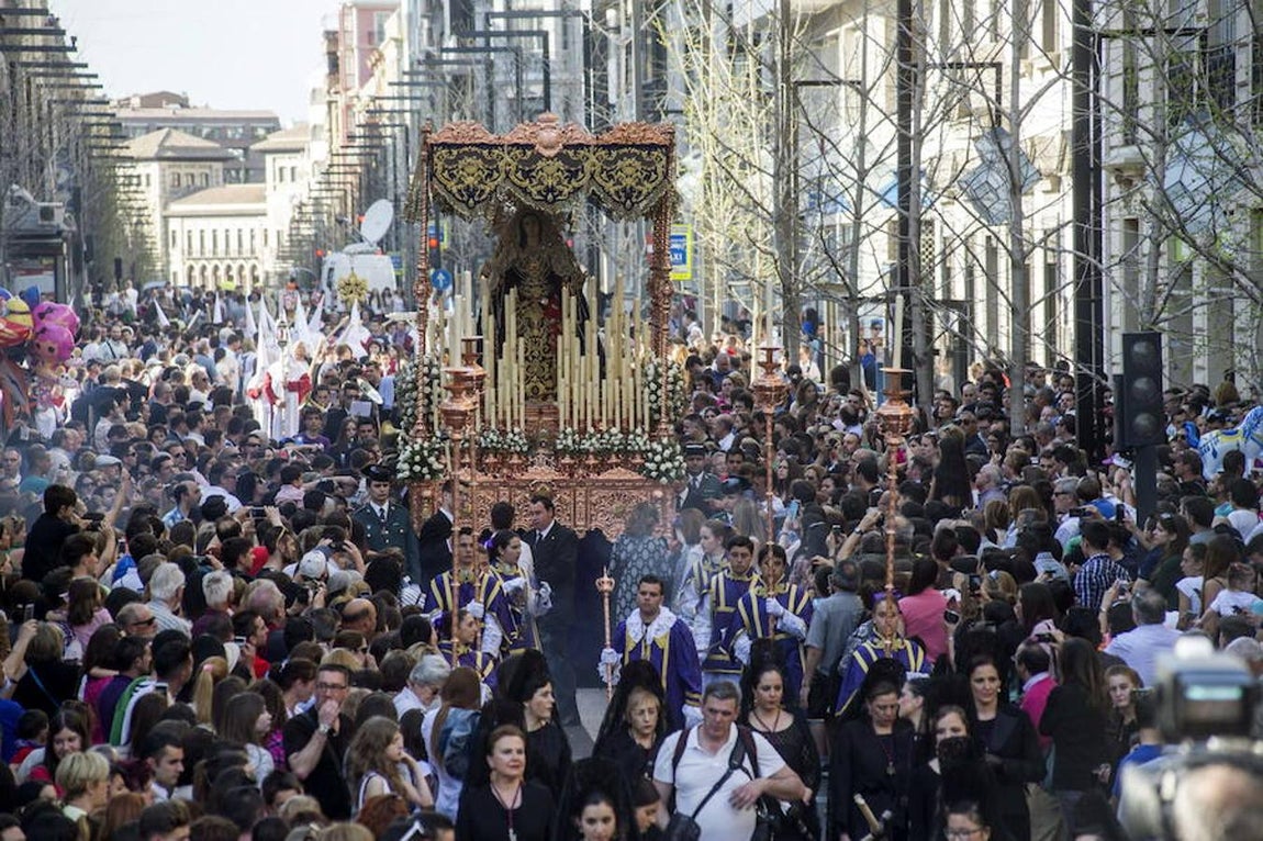 Procesión del Santísimo Cristo del Consuelo y María Santísima del Sacromonte (Los Gitanos), en el centro de Granada en 2015.. 