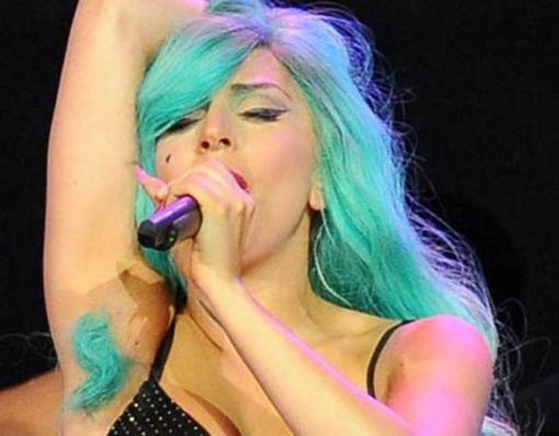 Lady Gaga, cantante. En 2014, varias celebrities pusieron de moda teñirse el pelo corporal de atrevidos colores como forma de protesta. Lady Gaga fue una de ellas. Su objetivo no era otro que el de llamar la atención de las mujeres para que dejasen de luchar contra sus cuerpos