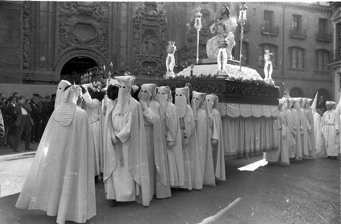 El paso «La Cama» en la procesión de Zaragoza de 1997. 
