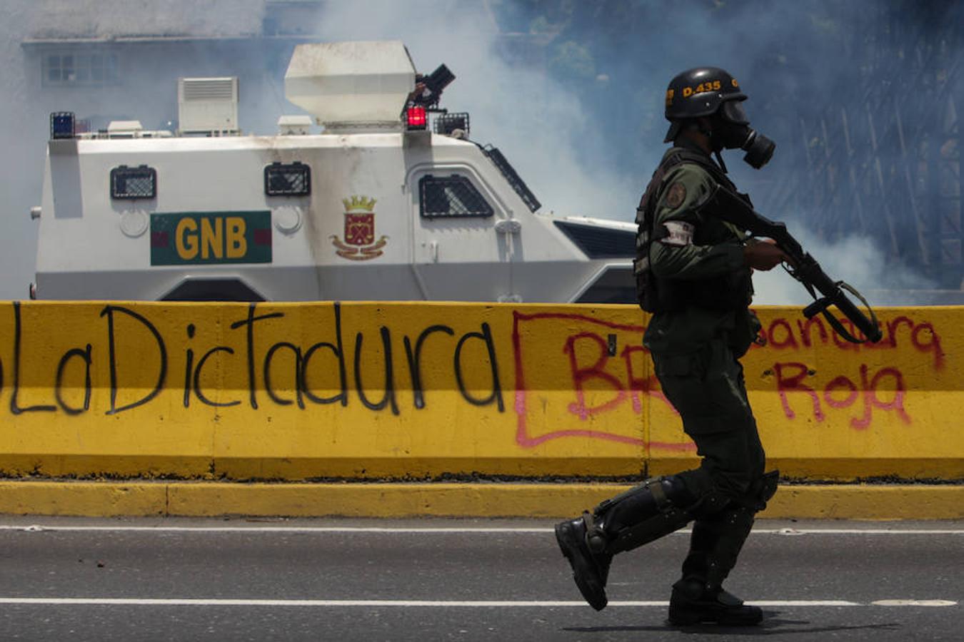 La Guardia Nacional de Venezuela «bombardea» Caracas con gas lacrimógeno