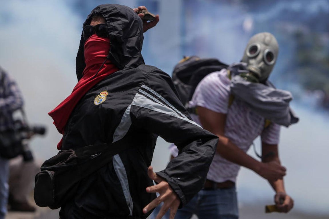 En imágenes: Fuego y gas lacrimógeno en la quinta jornada de protestas en Caracas