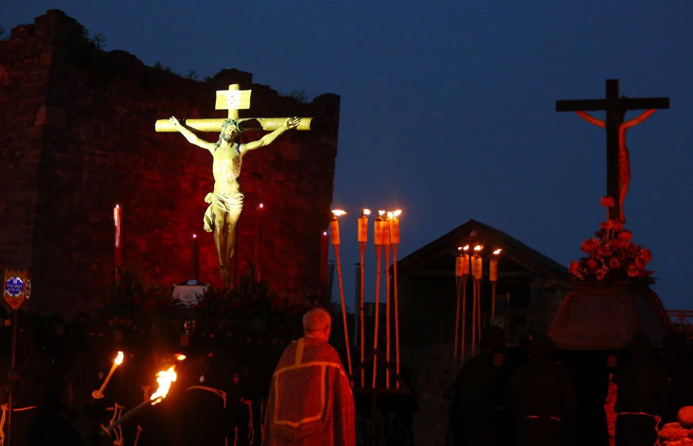 El patio de armas del Castillo de los Templarios de Ponferrada acogió el Vía Crucis Penitencial del Cristo de la Fortaleza. 