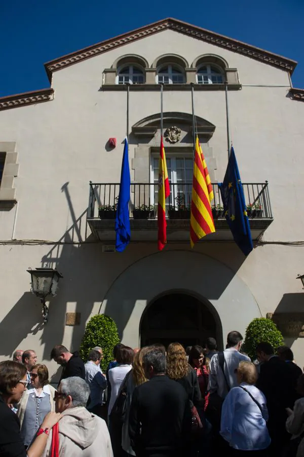 Un grupo de personas acude a la despedida de Carme Chacón en el Ayuntamiento de Esplugues de Llobregat
