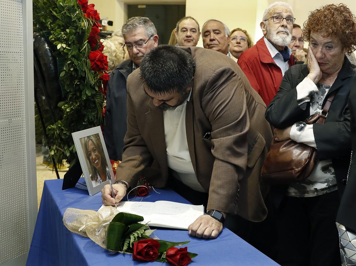 Colas en el Ayuntamiento de Esplugues de Llobregat para escribir en el libro de condolencias antes de pasar al salón de plenos, donde se exponen las cenizas de la socialista Carme Chacón. 