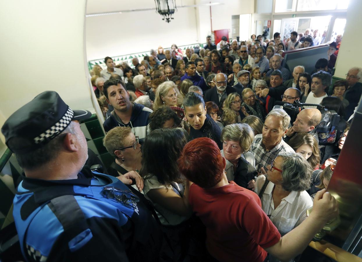 Un grupo de personas acude a la despedida de Carme Chacón en el Ayuntamiento de Esplugues de Llobregat. 