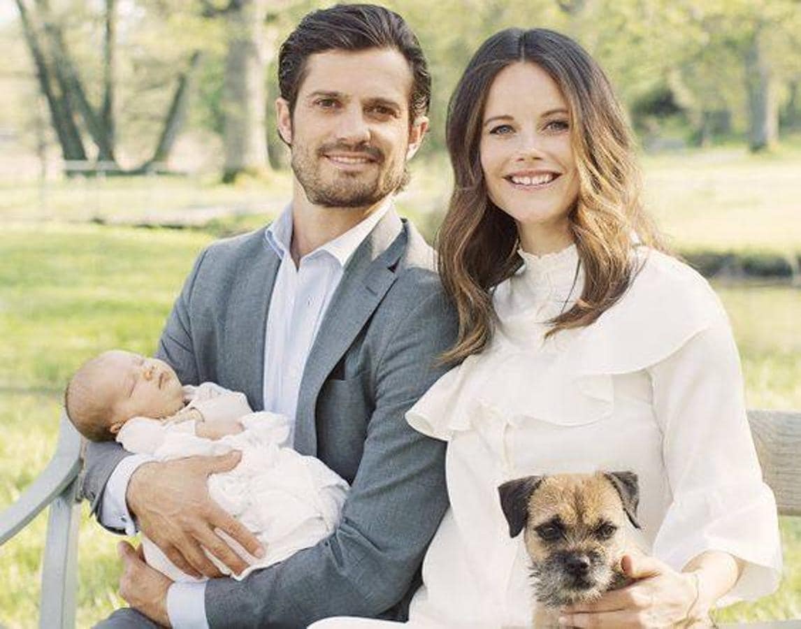 Carlos Felipe de Suecia y la princesa Sofia siguen la estela de los Duques de Cambridge al posar con un pequeño perro junto a su hijo recién nacido