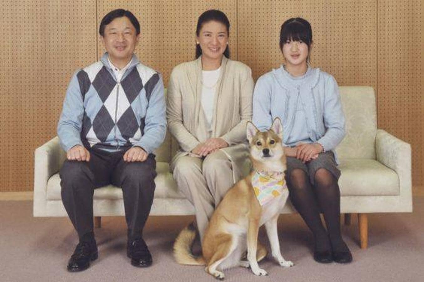 Naruhito, príncipe heredero de Japón con la esposa Masako, Princesa de Japón, y su hija, la princesa Aiko posan con su perro mascota Yuri para una foto en el palacio de Akasaka en Tokio el 12 de febrero de 2012