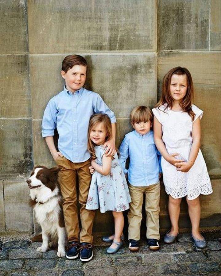 La familia real danesa familia está de luto por la pérdida de su perro Ziggy, un regalo de bodas que murió el pasado domingo. El animal participaba de manera activa en las numerosas actividades familiares y quedaba retratado junto a los príncipes Federico y Mary de Dinamarca, y sus cuatro hijos, Christian, Isabella, Josephine y Vincent. 