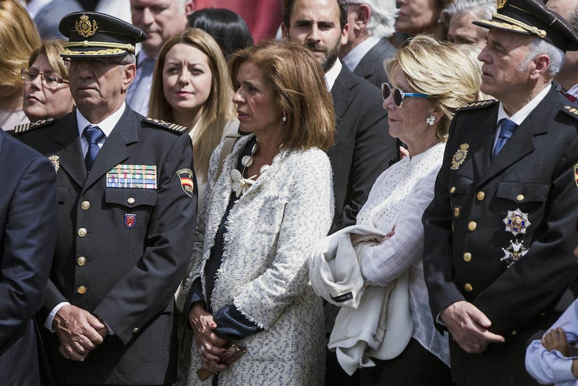 La exalcaldesa del ayuntamiento de Madrid Ana Botella (2i) y la portavoz del PP en al Ayuntamiento de Madrid, Esperanza Aguirre, durante el acto de traslado del Santísimo Cristo de la Buena Muerte. 