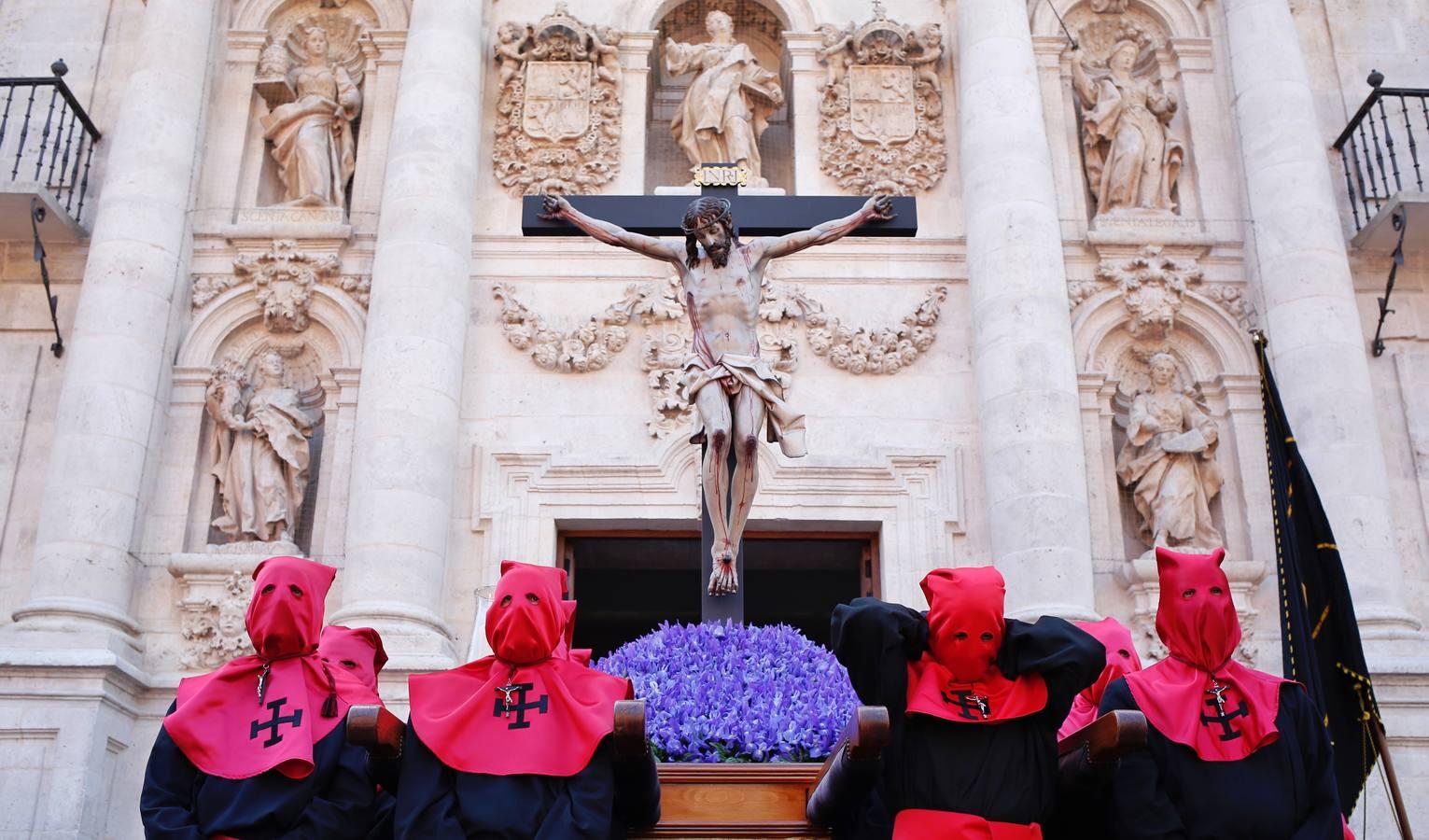 Cientos de fieles arropan en Valladolid al Santísimo Cristo de la Luz en la procesión universitaria