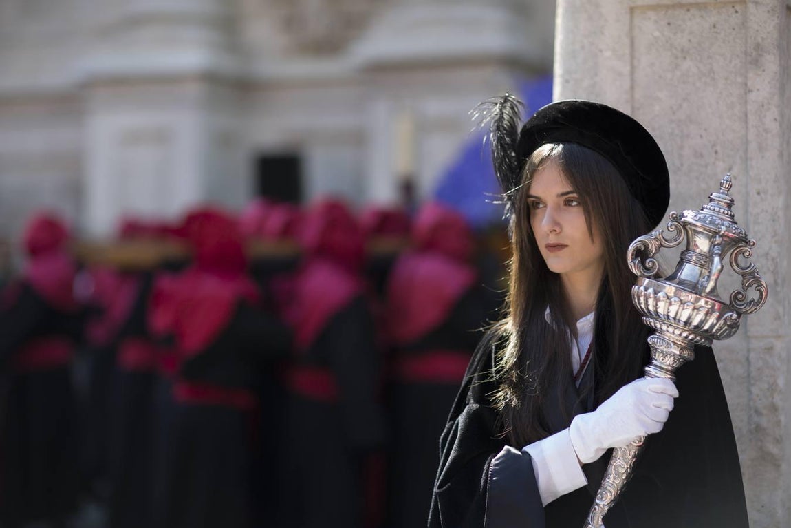Cientos de fieles arropan en Valladolid al Santísimo Cristo de la Luz en la procesión universitaria
