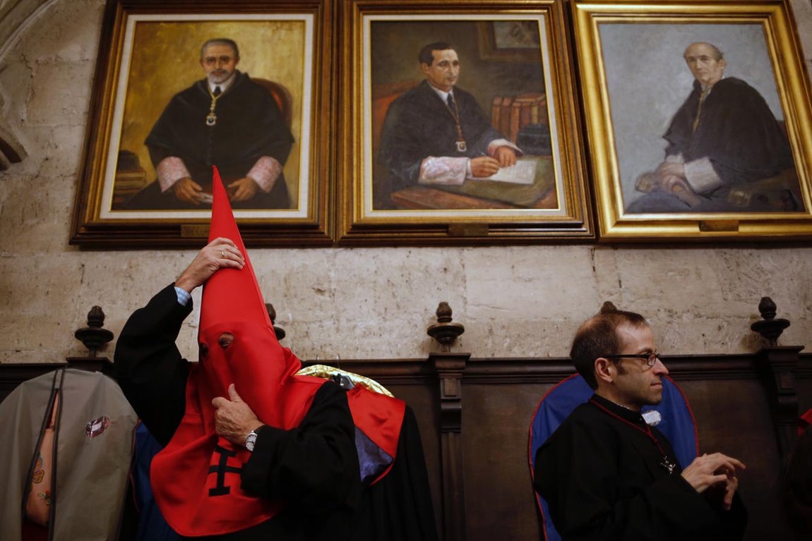 Cientos de fieles arropan en Valladolid al Santísimo Cristo de la Luz en la procesión universitaria