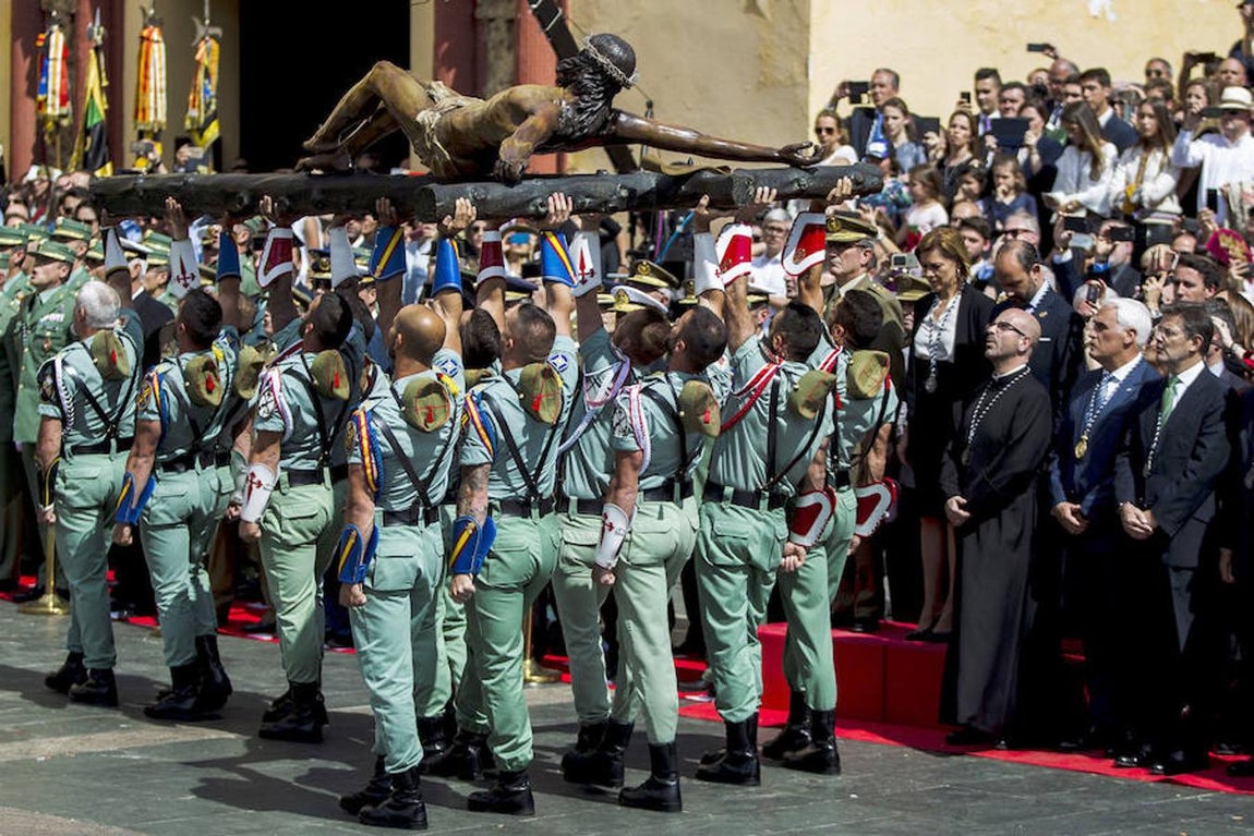 Los legionarios del Tercio «D.Juan de Austria», III de La Legión, trasladan el Santísimo Cristo de la Buena Muerte y Ánimas «Cristo de Mena». 