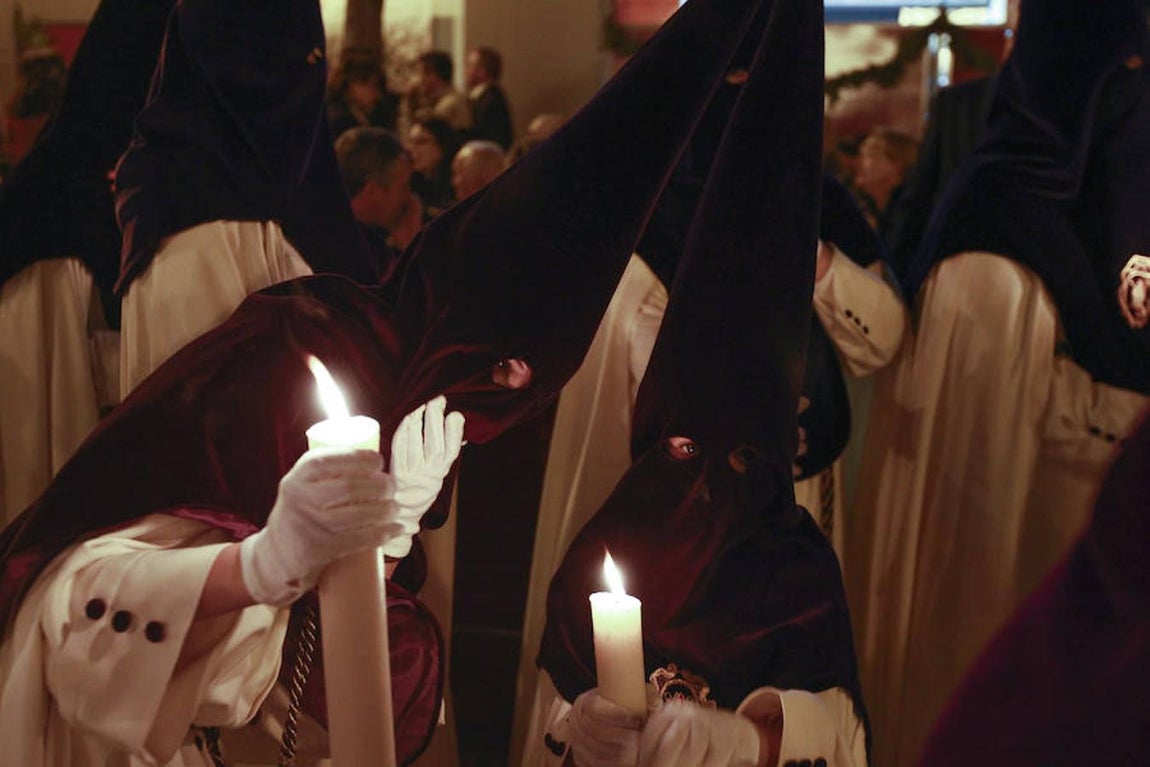 Dos nazarenos en la procesión de La Esperanza. 