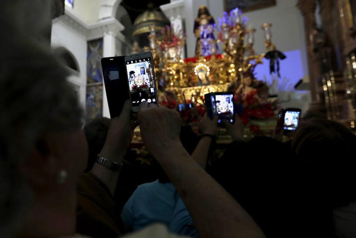 Catorce portadores y una guía han dirigido el trono sobre ruedas del "Señor de Madrid". 