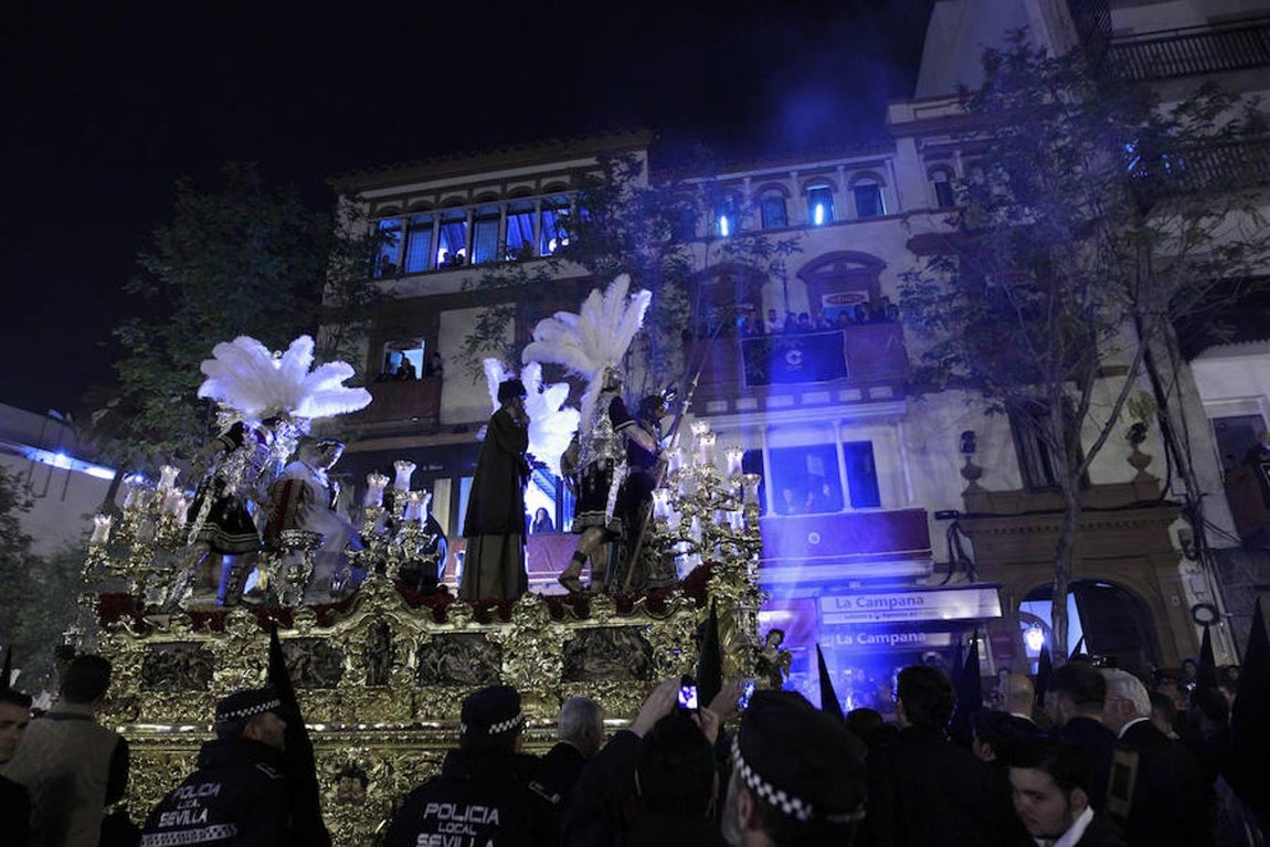Procesión ante la Policía de Sevilla. 