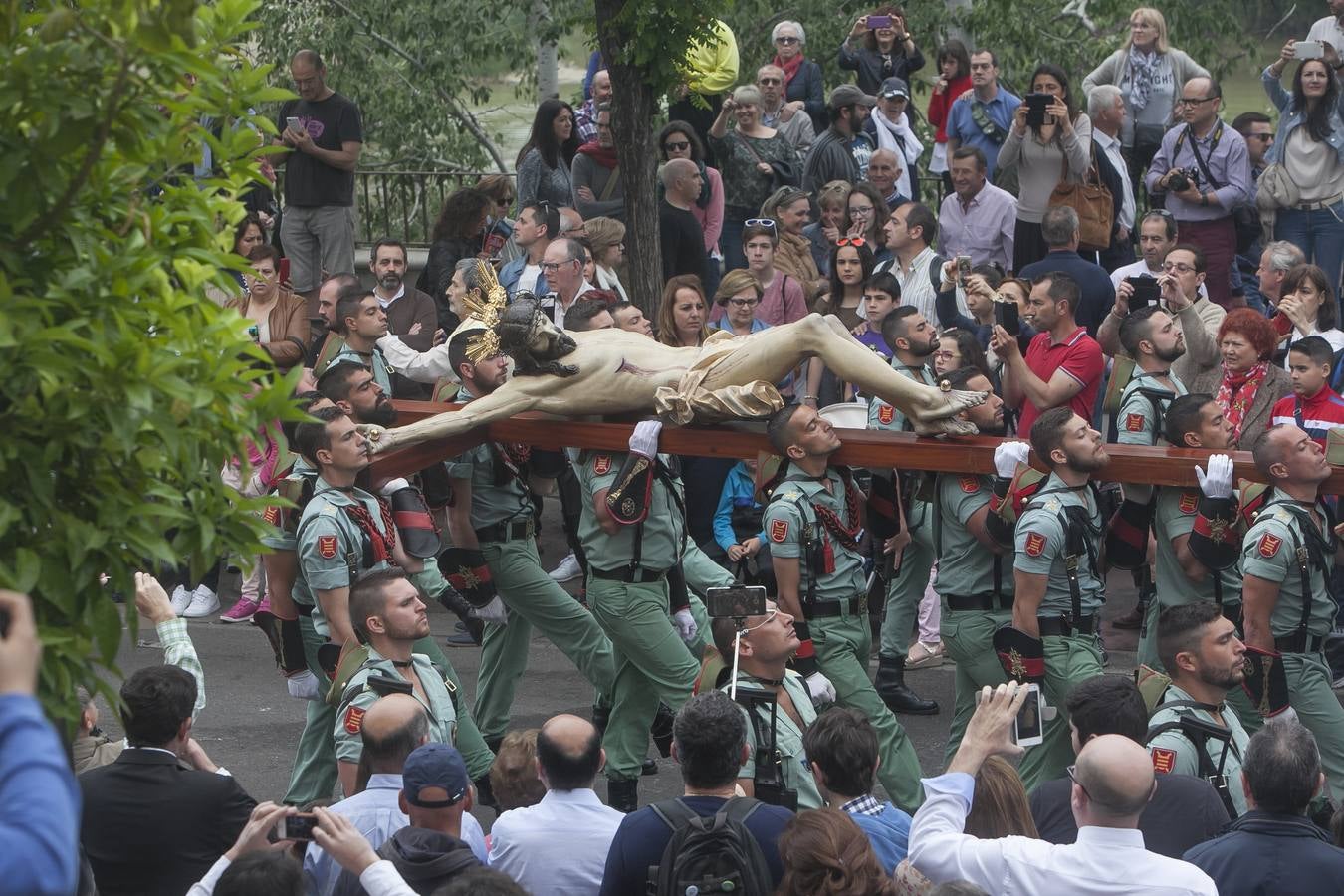 Las fotos del Vía Crucis de La Caridad del Viernes Santo de la Semana Santa de Córdoba 2017