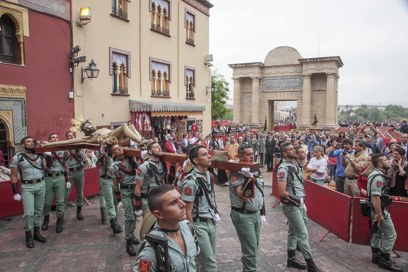 Las fotos del Vía Crucis de La Caridad del Viernes Santo de la Semana Santa de Córdoba 2017