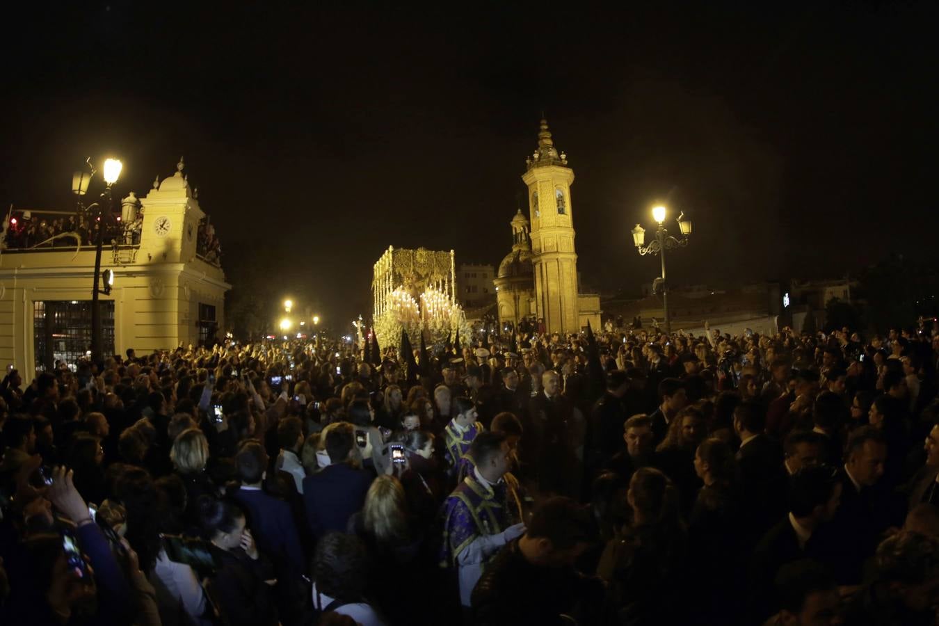 Las fotos de la Esperanza de Triana en la Madrugada del Viernes Santo de la Semana Santa de Sevilla 2017