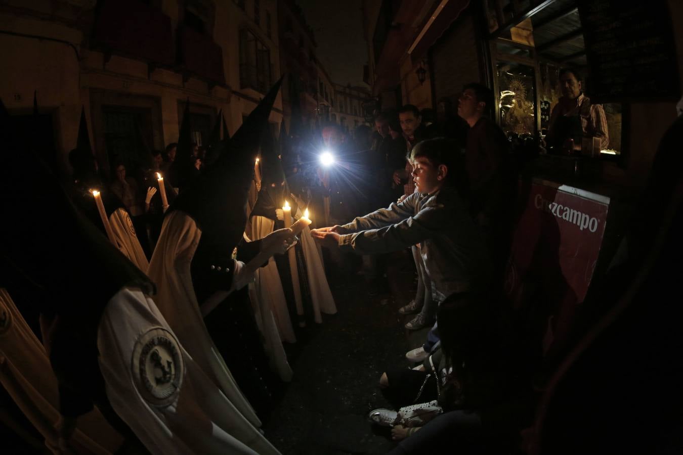 Las fotos de la Esperanza de Triana en la Madrugada del Viernes Santo de la Semana Santa de Sevilla 2017