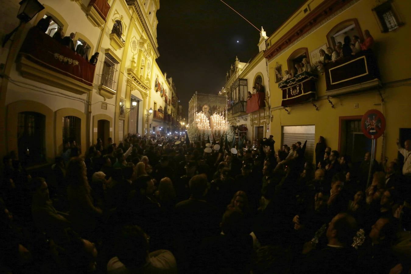 Las fotos de la Esperanza de Triana en la Madrugada del Viernes Santo de la Semana Santa de Sevilla 2017