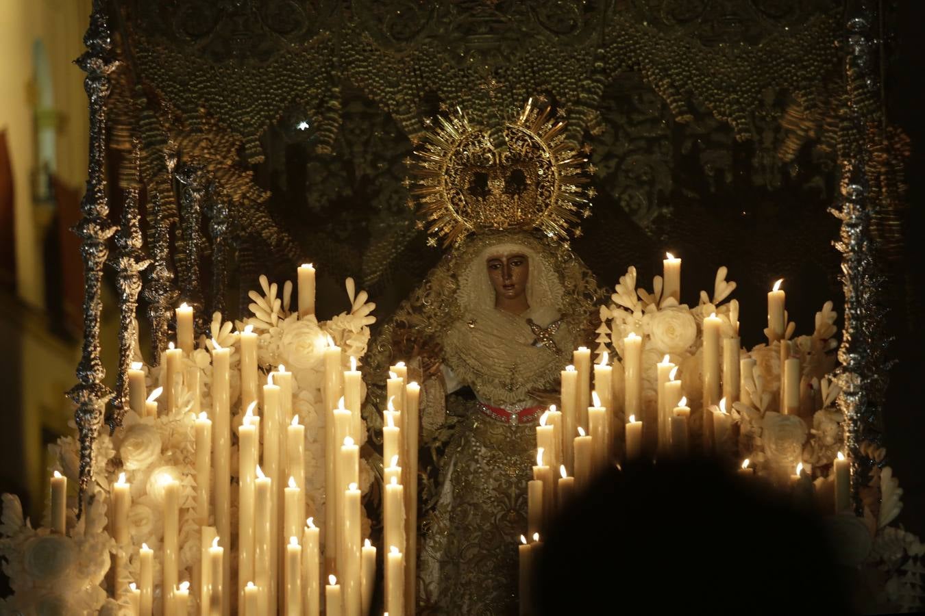 Las fotos de la Esperanza de Triana en la Madrugada del Viernes Santo de la Semana Santa de Sevilla 2017