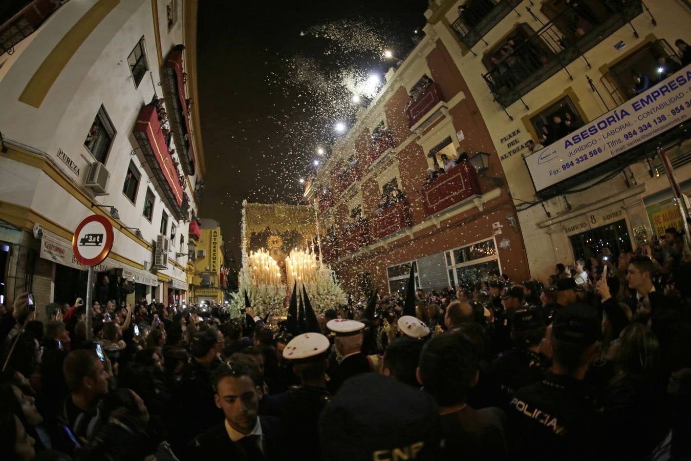 Las fotos de la Esperanza de Triana en la Madrugada del Viernes Santo de la Semana Santa de Sevilla 2017