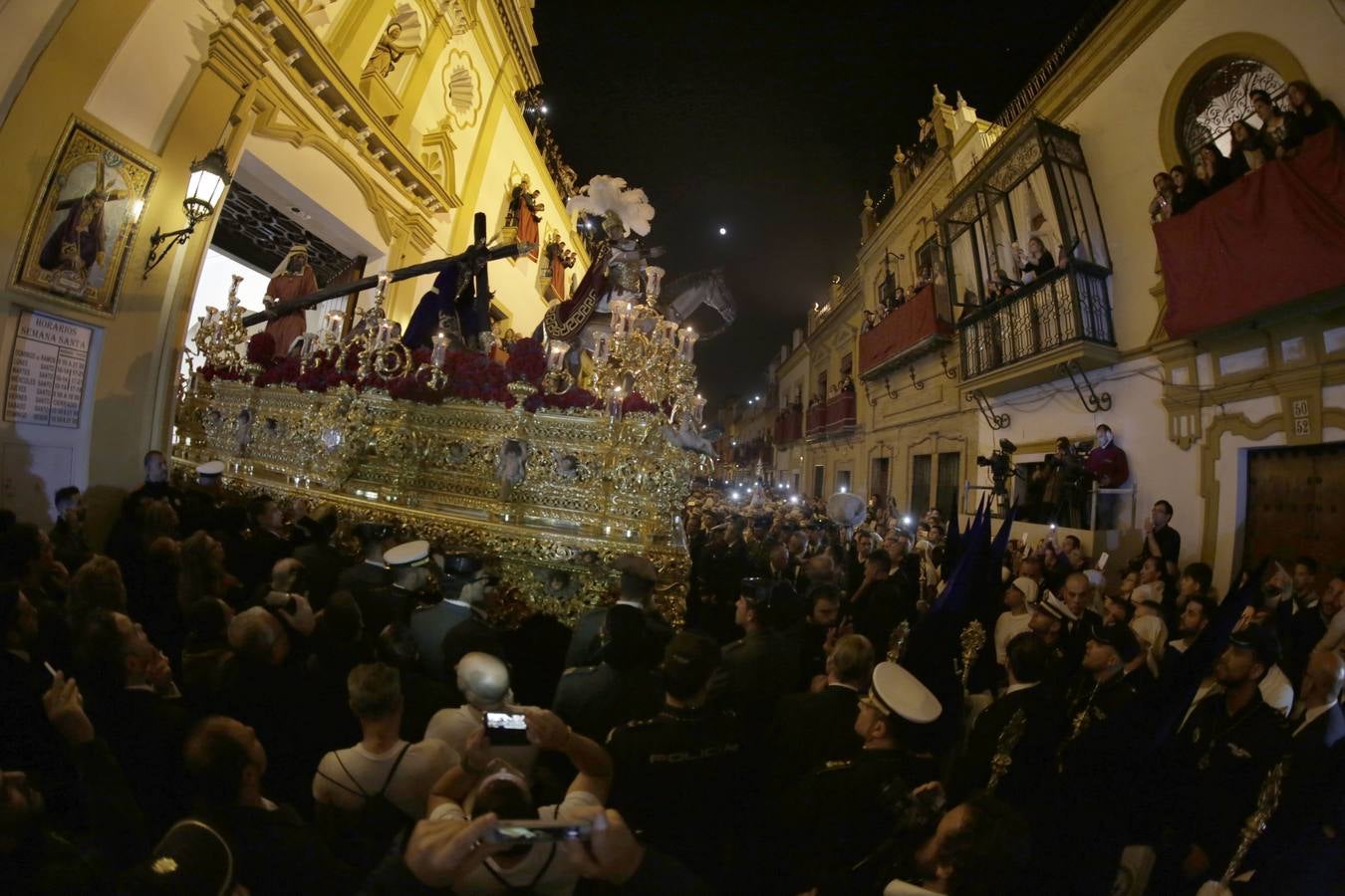 Las fotos de la Esperanza de Triana en la Madrugada del Viernes Santo de la Semana Santa de Sevilla 2017