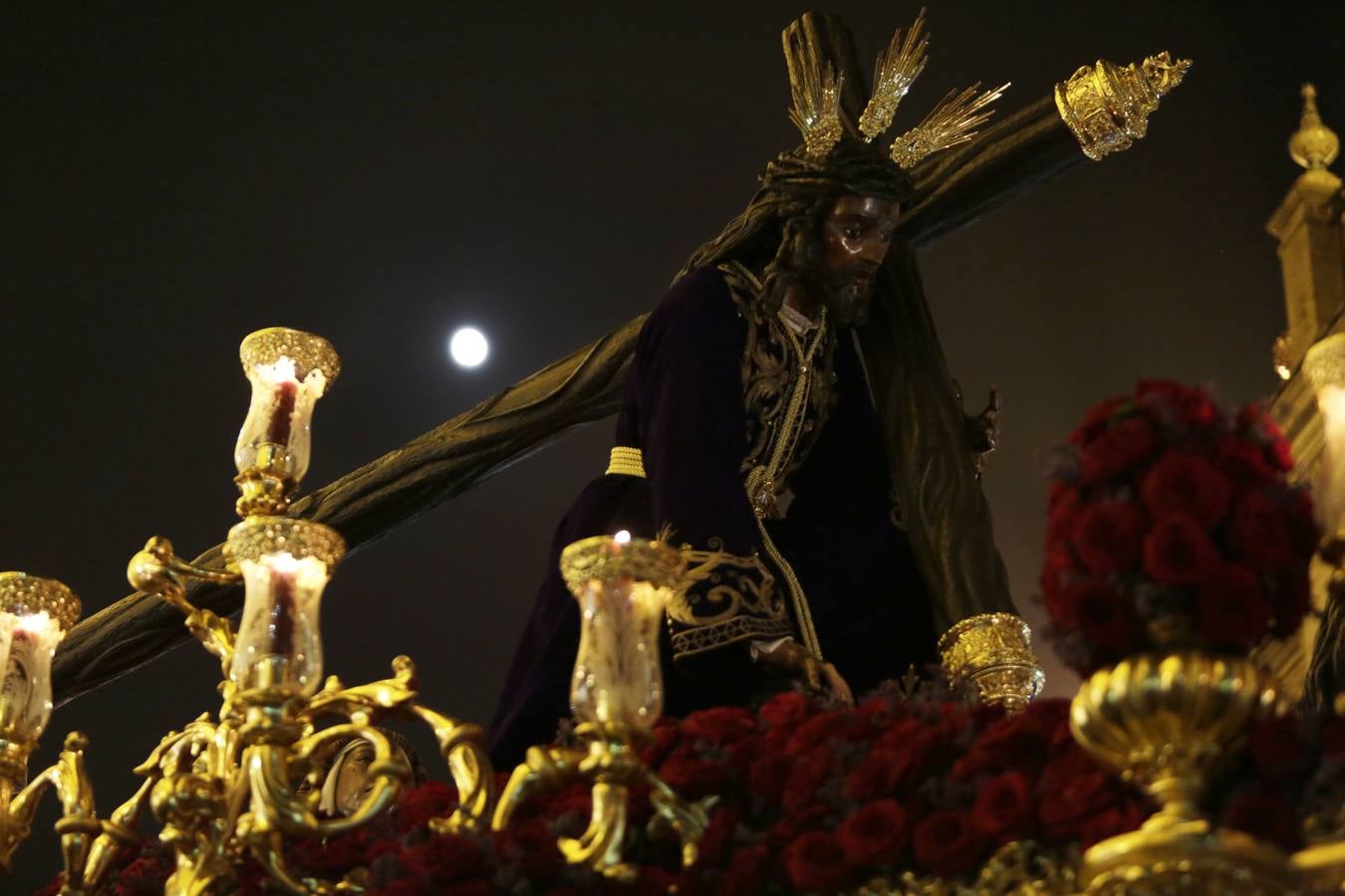 Las fotos de la Esperanza de Triana en la Madrugada del Viernes Santo de la Semana Santa de Sevilla 2017