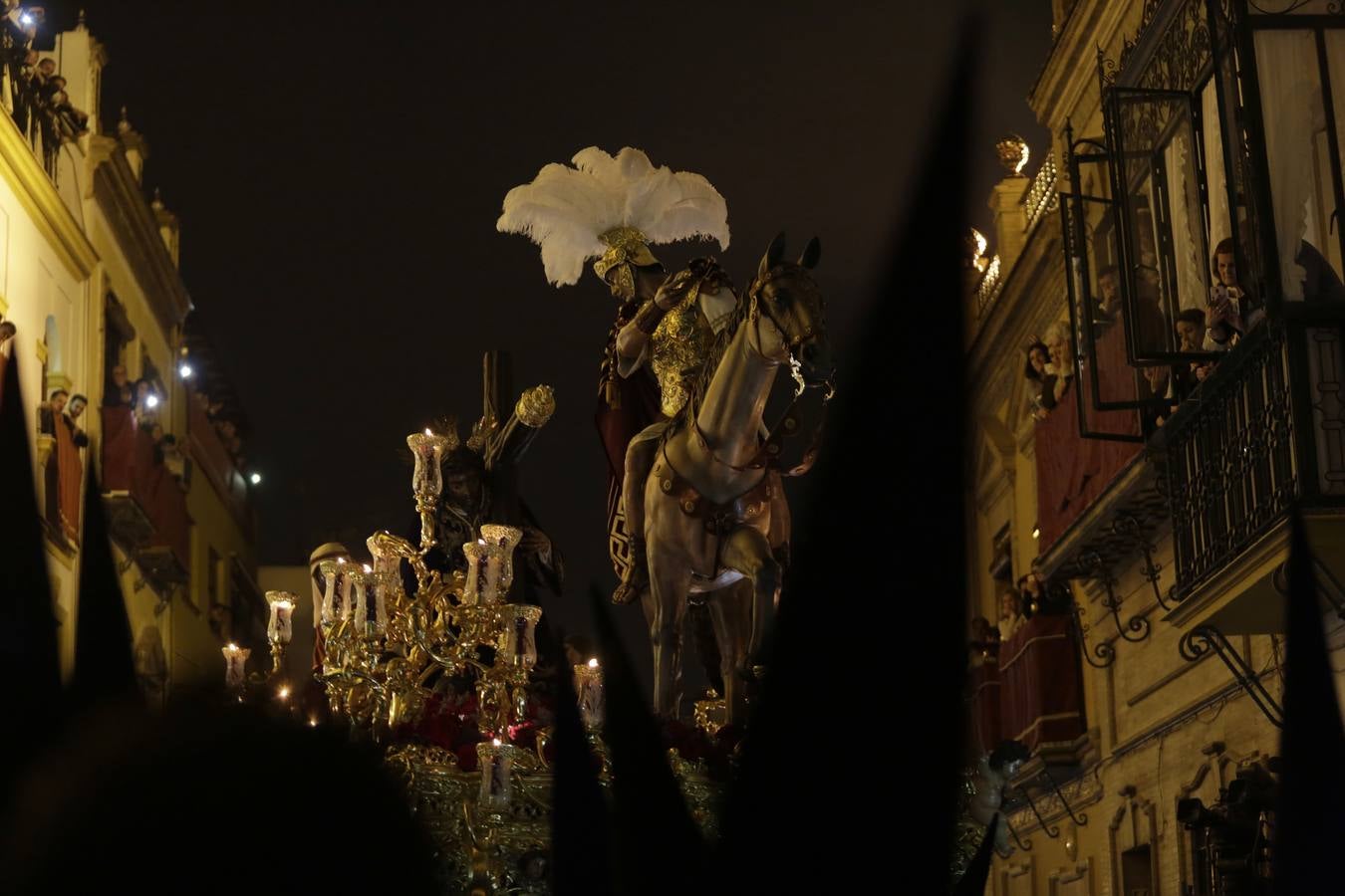 Las fotos de la Esperanza de Triana en la Madrugada del Viernes Santo de la Semana Santa de Sevilla 2017