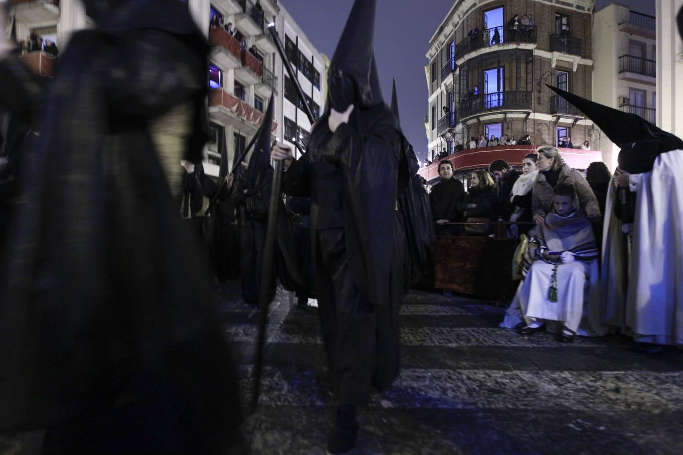 Las carreras y avalanchas enturbian la Madrugada de Sevilla 2017