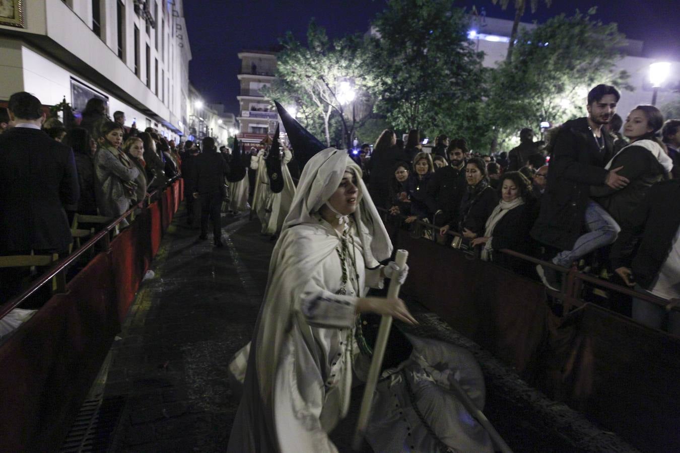 Las carreras y avalanchas enturbian la Madrugada de Sevilla 2017